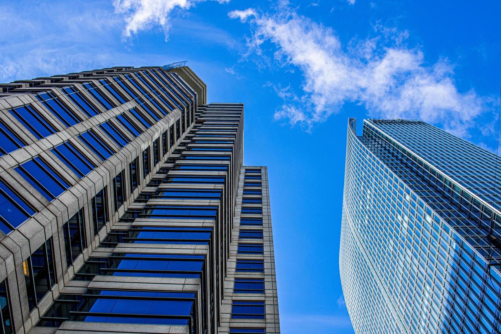 Edificios de oficinas vistos desde abajo